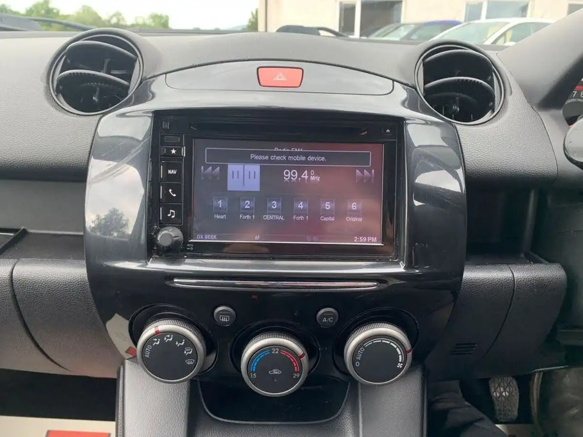2014-mazda-mazda2-13-sport-venture-big-12