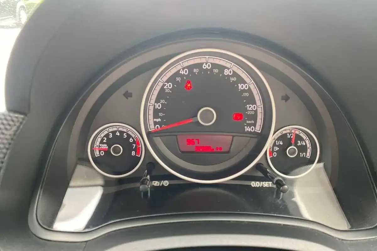 2018-volkswagen-up-10-move-up-5d-big-17