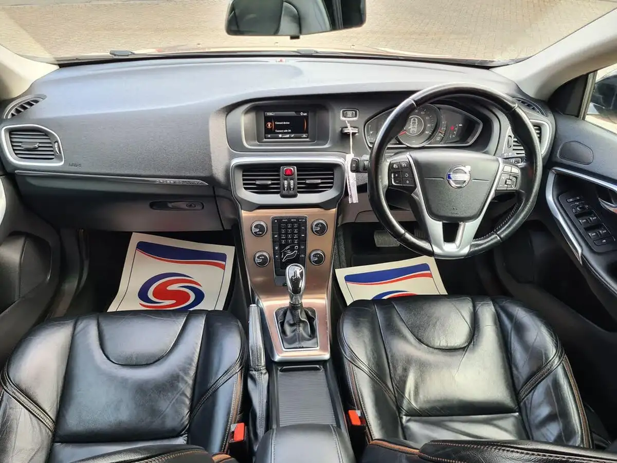2013-volvo-v40-16td-d2-cross-country-lux-powershift-big-1