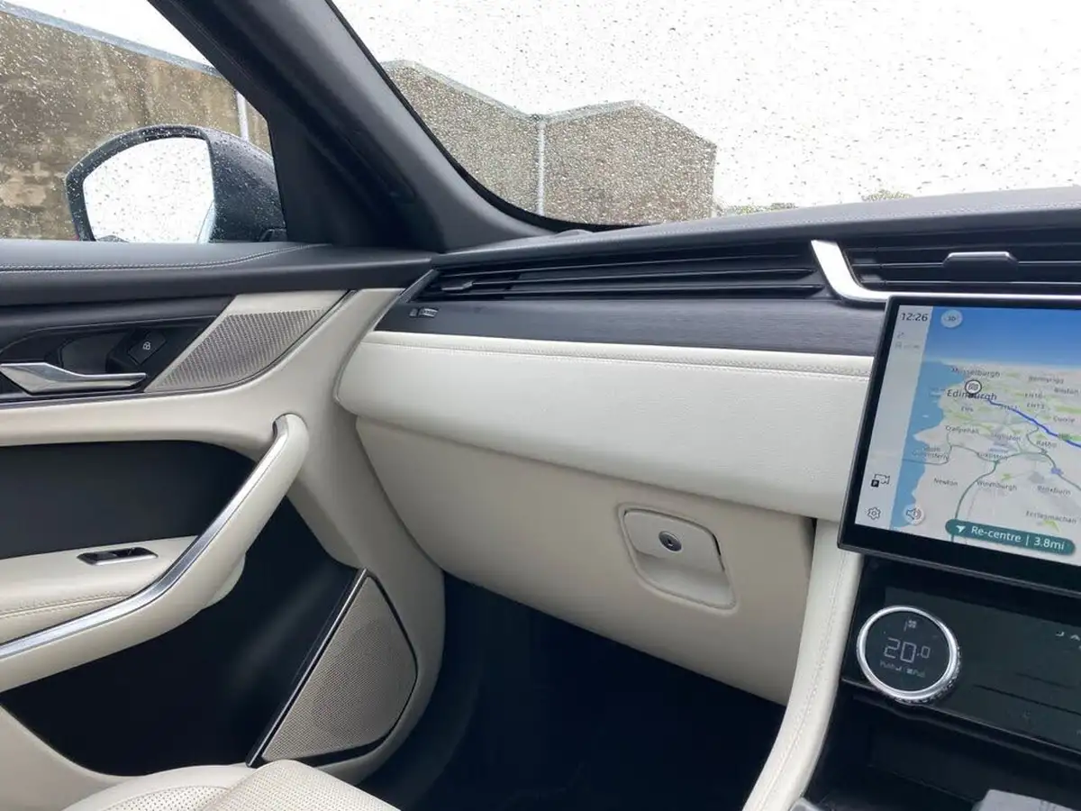 2022-jaguar-f-pace-20-d200-r-dynamic-black-big-24