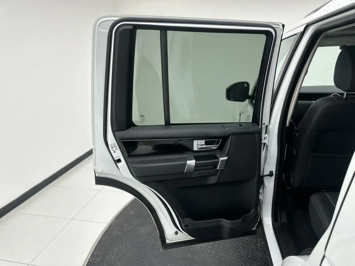 2016-land-rover-discovery-4-30-sd-v6-hse-big-27