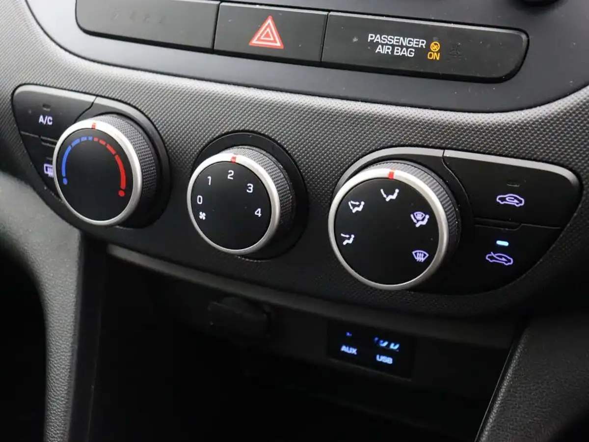 2019-hyundai-i10-10-se-67ps-big-24