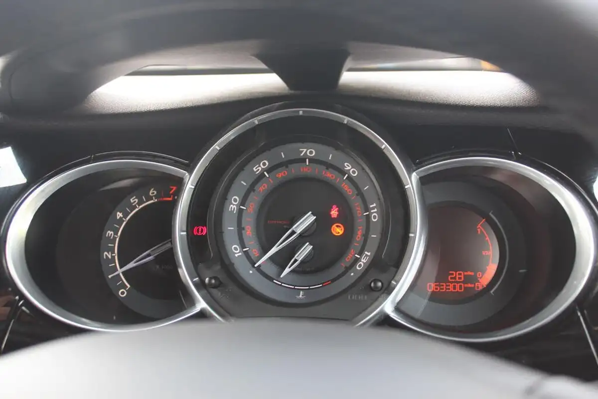 2012-citroen-ds3-16-dstyle-plus-big-10