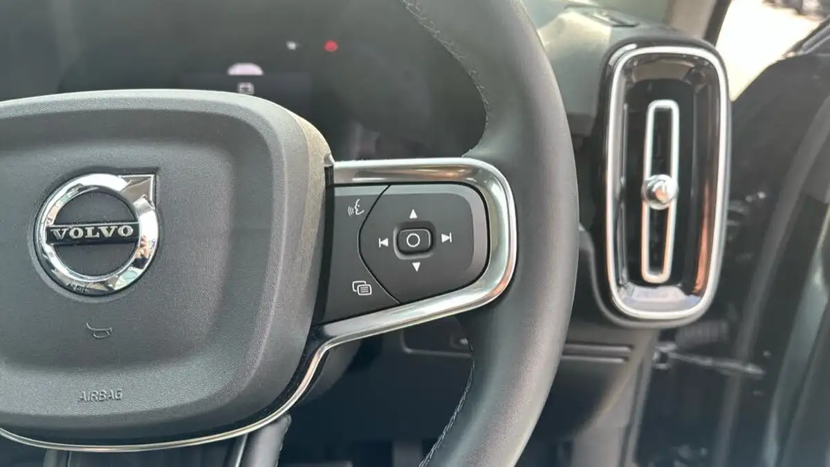 2024-volvo-xc40-20-b4-ultra-bright-big-31