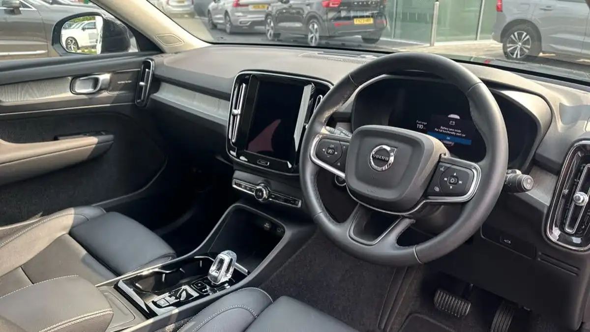 2024-volvo-xc40-20-b4-ultra-bright-big-3