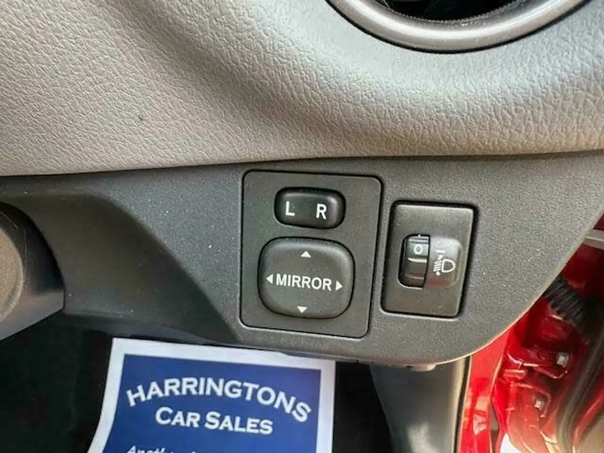 2015-toyota-yaris-10-icon-5d-big-15