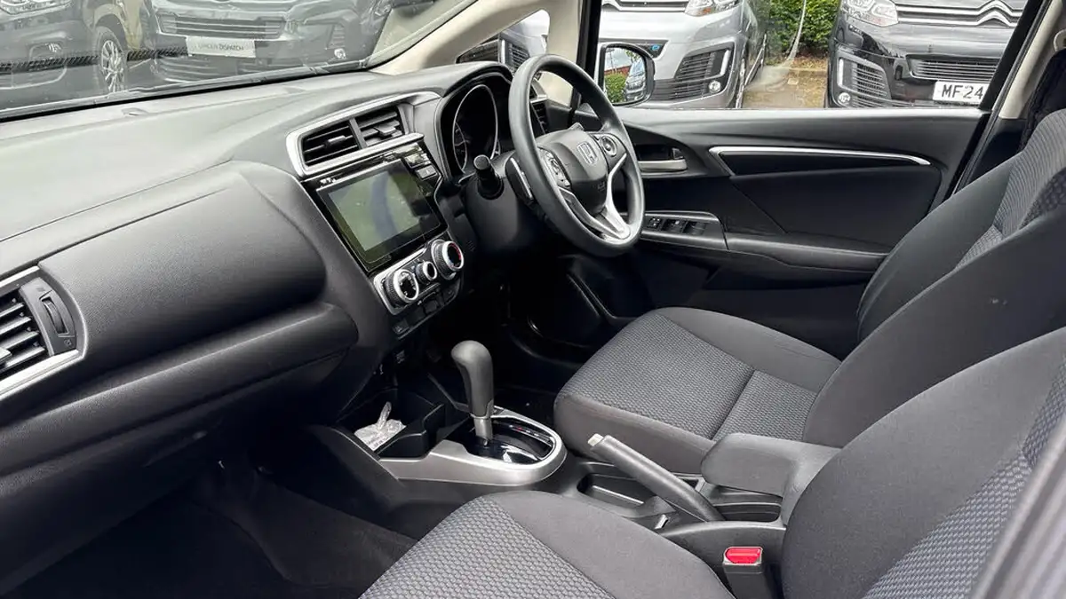 2019-honda-jazz-13-i-vtec-se-navi-cvt-big-11