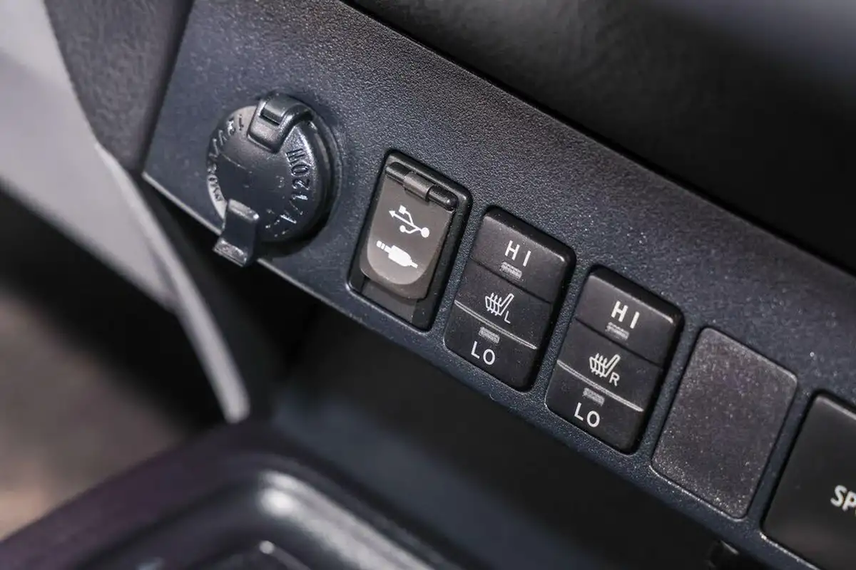 2014-toyota-rav4-20td-icon-20d-4d-awd-nav-big-7