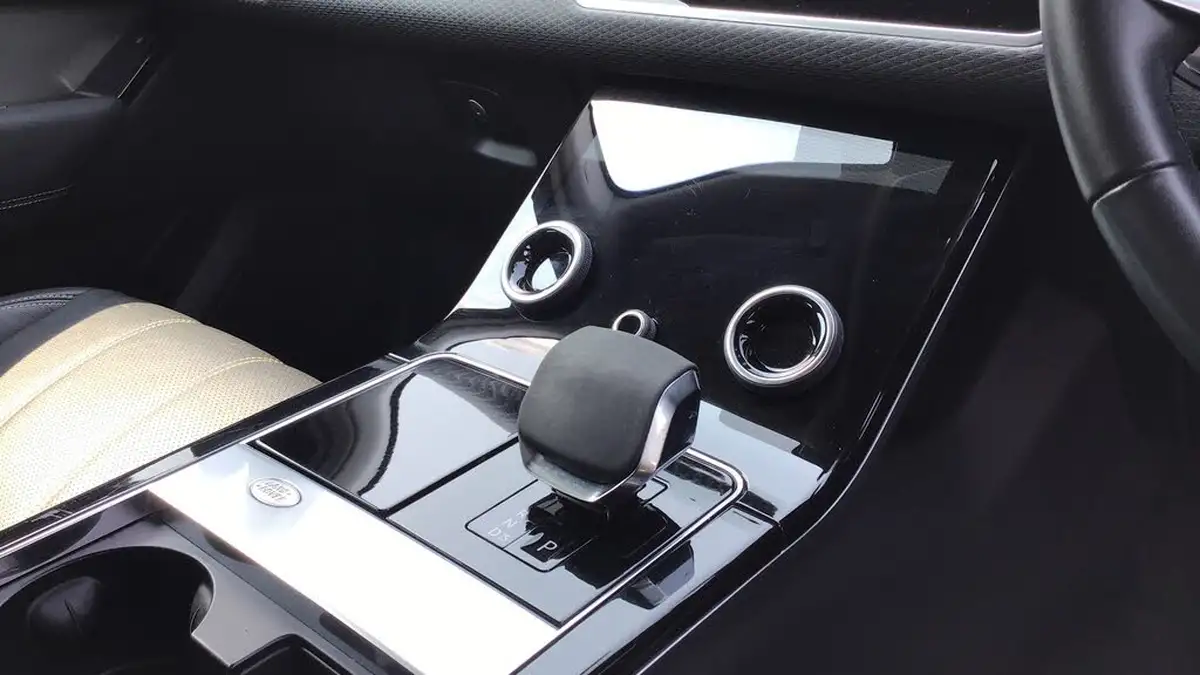 2022-land-rover-range-rover-velar-20-p400e-se-big-12