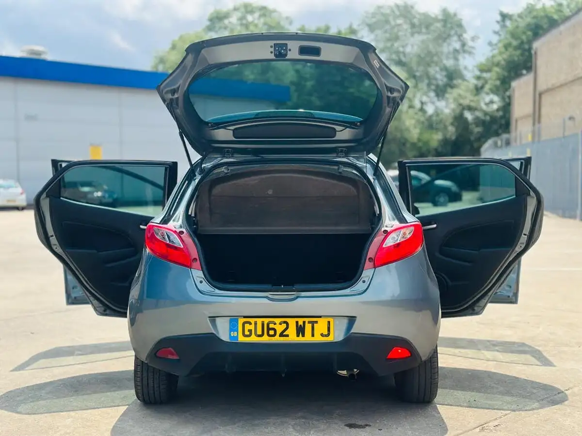 2012-mazda-mazda2-13-venture-big-10
