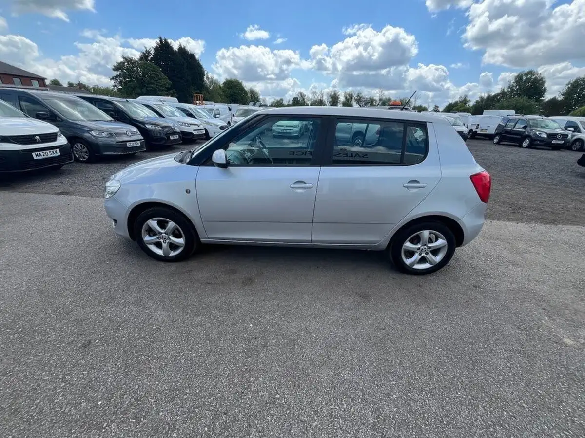 2013-skoda-fabia-12-se-70bhp-hatchback-1198cc-big-3