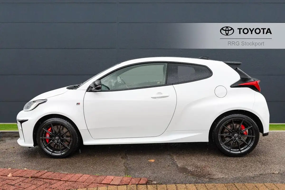2021-toyota-yaris-16-gr-circuit-pack-big-16