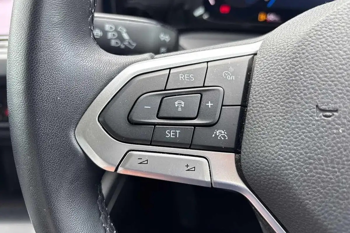 2022-volkswagen-golf-15-tsi-style-130ps-hatchback-big-14