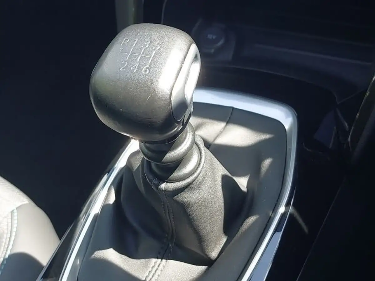 2022-peugeot-2008-suv-12-puretech-allure-premium-100bhp-big-15