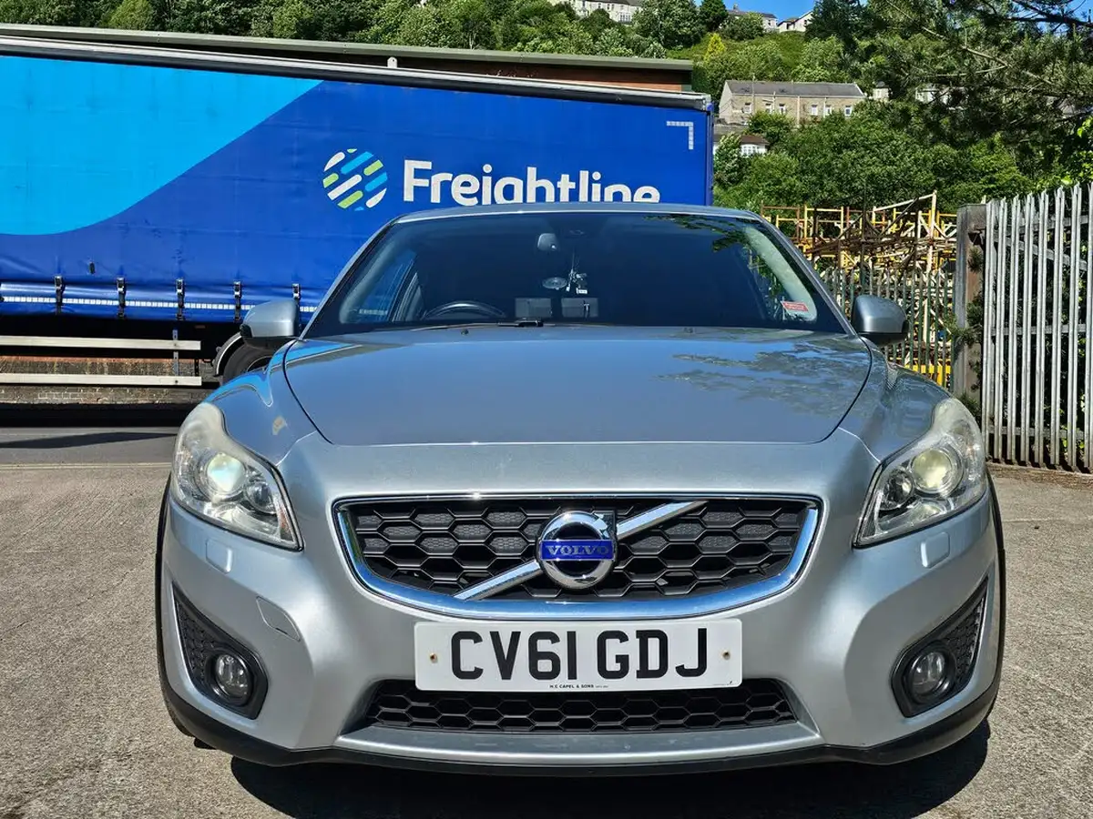 2011-volvo-c30-16td-se-lux-115bhp-big-3