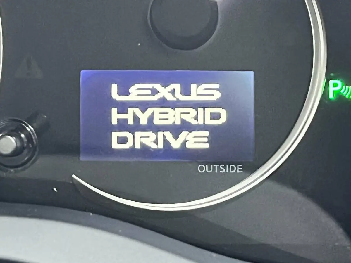 2015-lexus-ct-200h-18-advance-e-cvt-big-20
