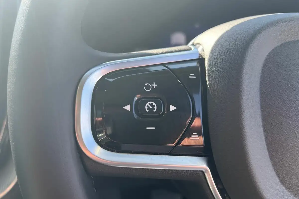 2024-volvo-xc60-20-b5-plus-big-10