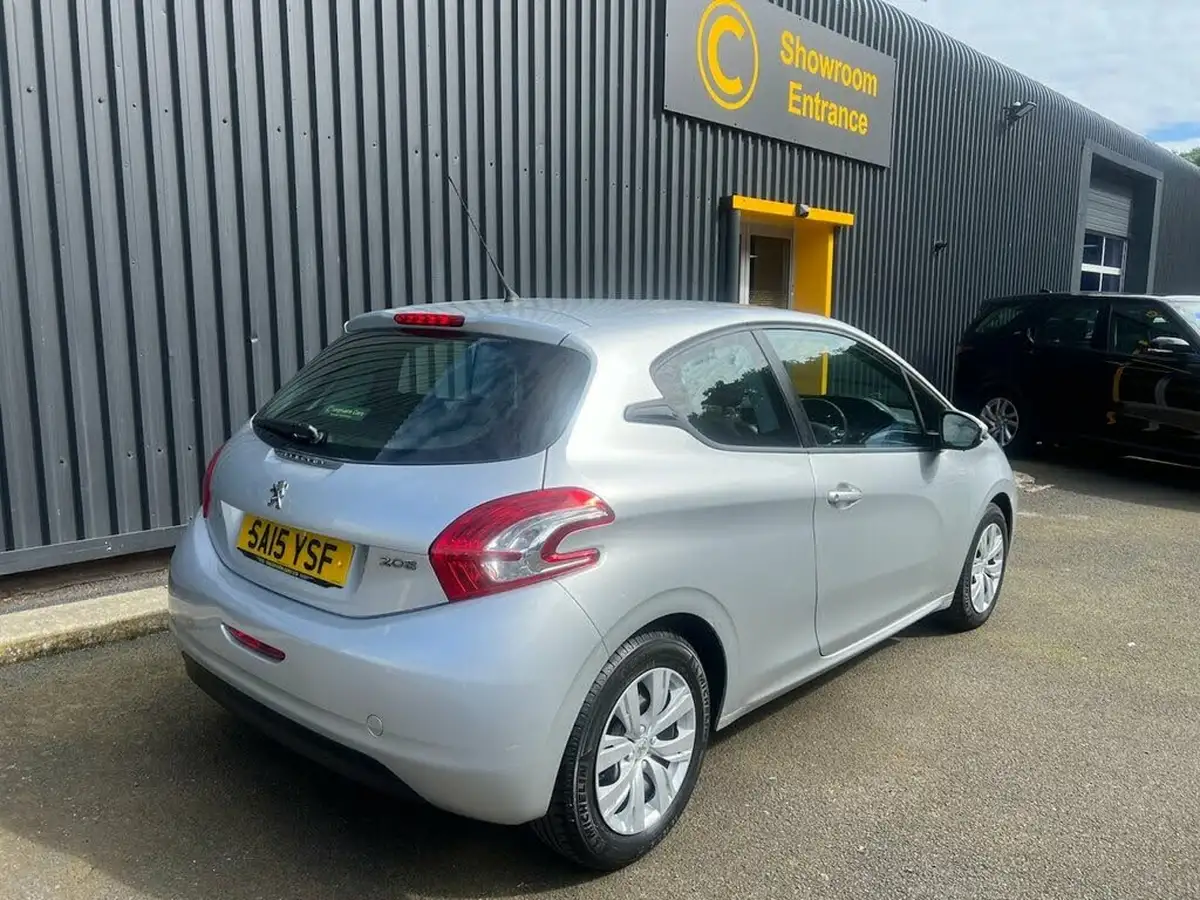 2015-peugeot-208-14td-access-68bhp-3d-big-8