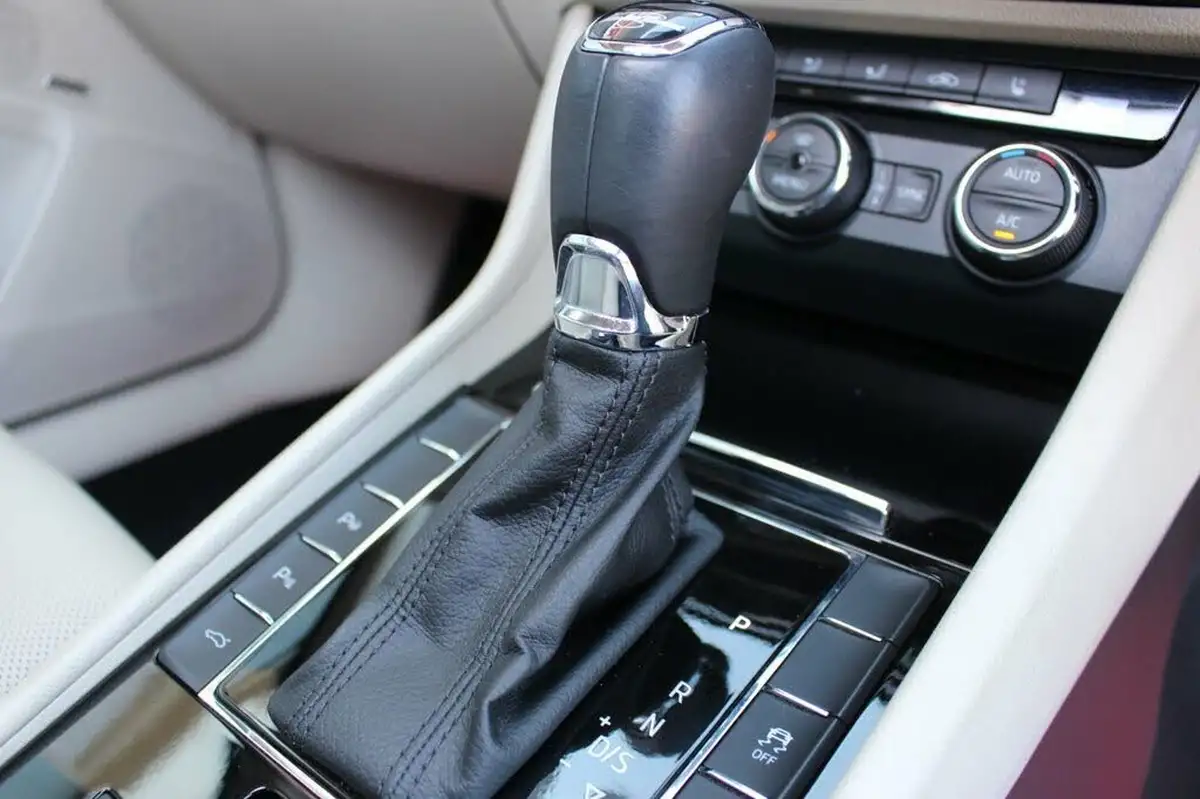 2015-skoda-superb-20tdi-scr-laurin-klement-190ps-hatchback-dsg-big-19