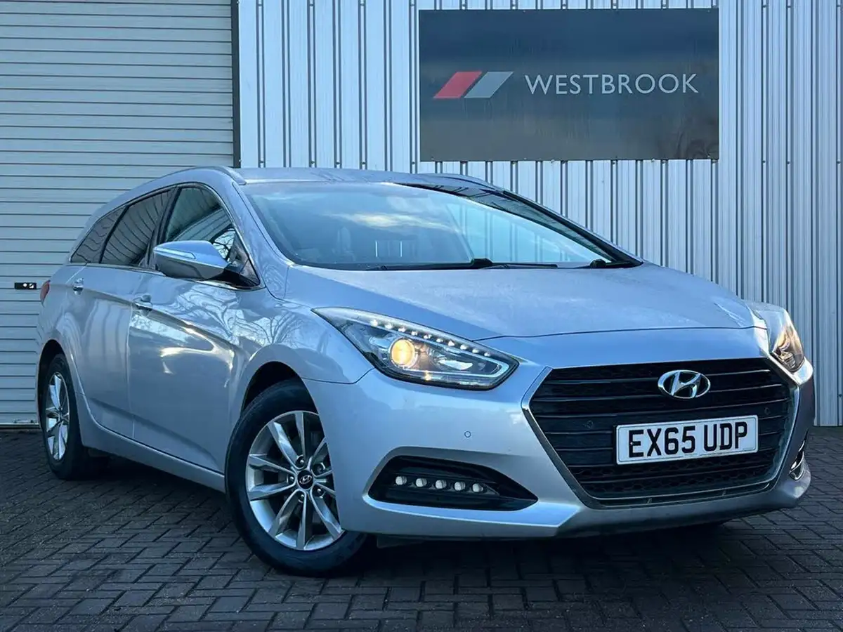 2015-hyundai-i40-17crdi-se-nav-141ps-estate-5d-big-0