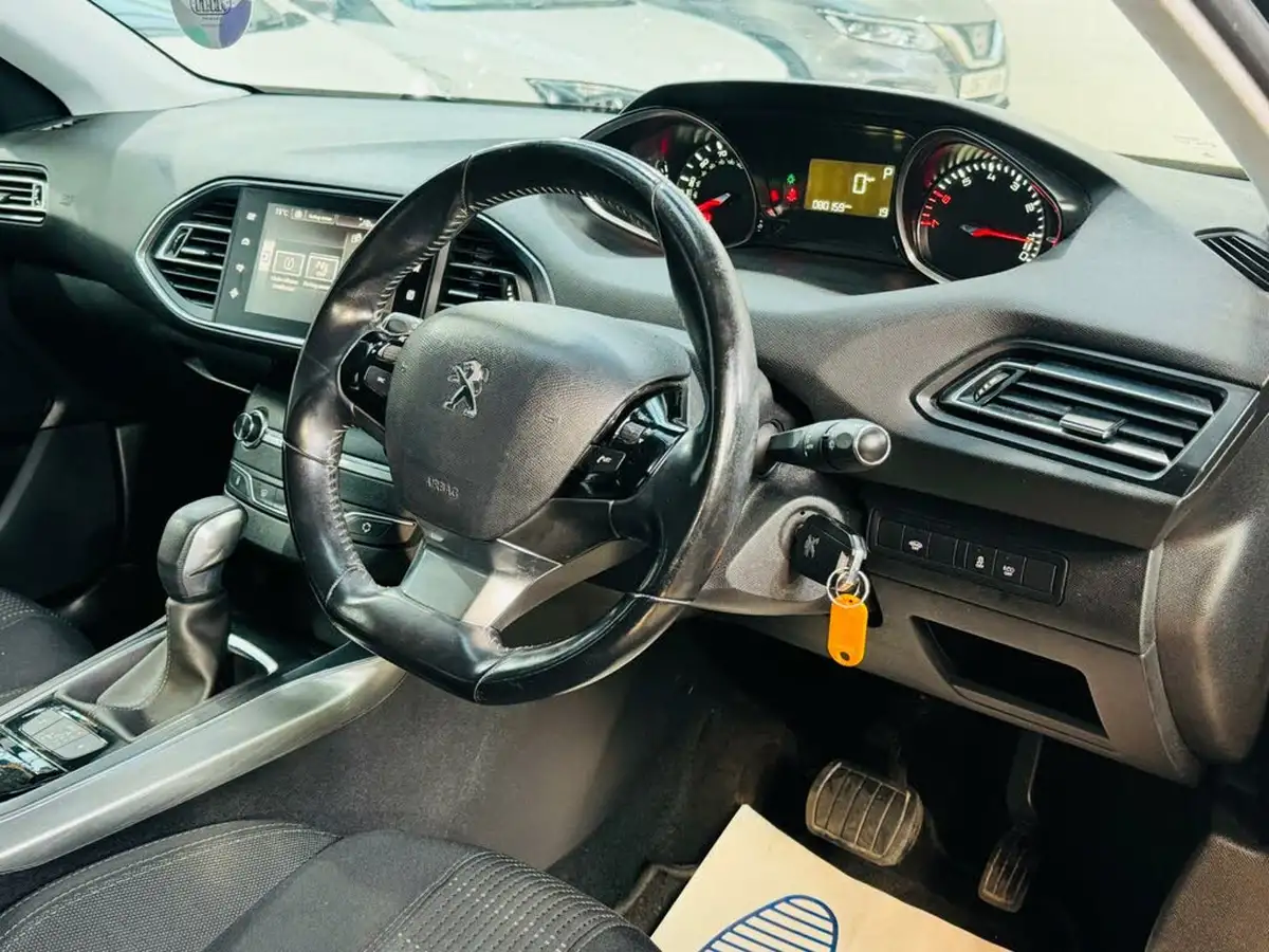 2015-peugeot-308-12-allure-puretech-130bhp-eat6-big-9