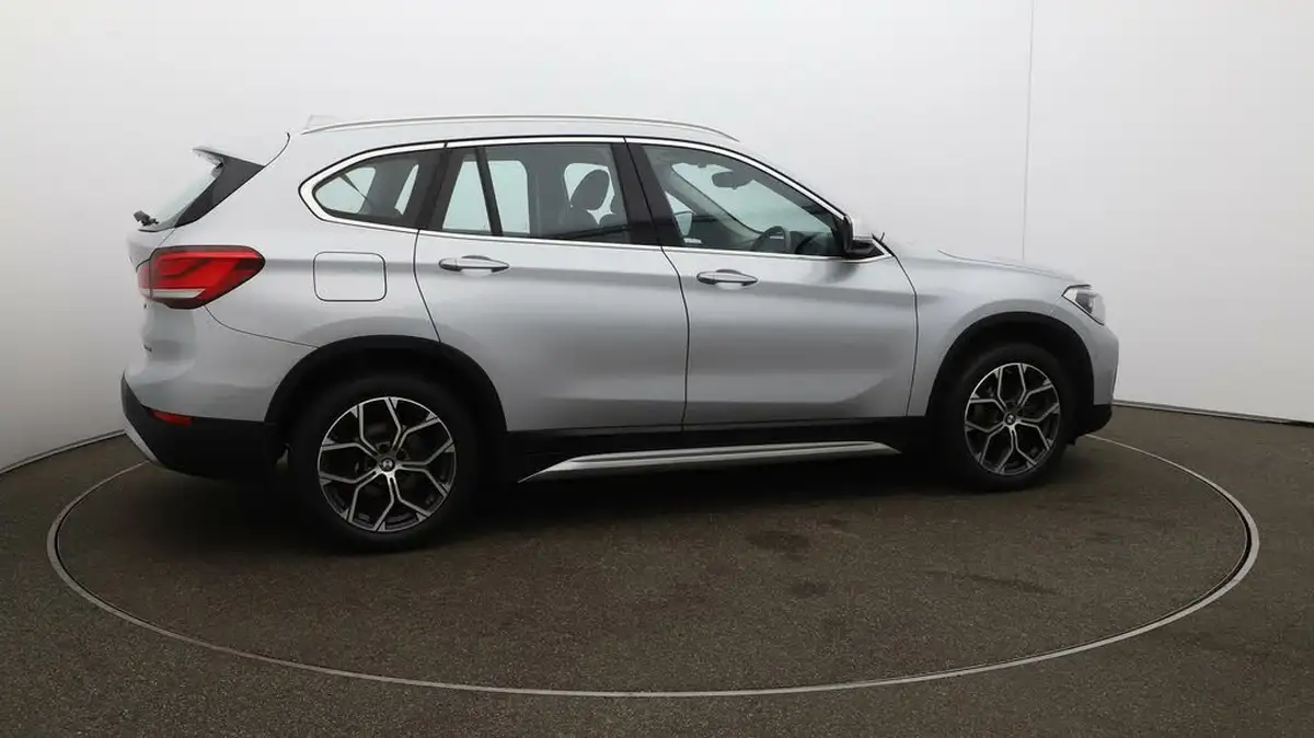 2021-bmw-x1-15-sdrive18i-xline-big-44