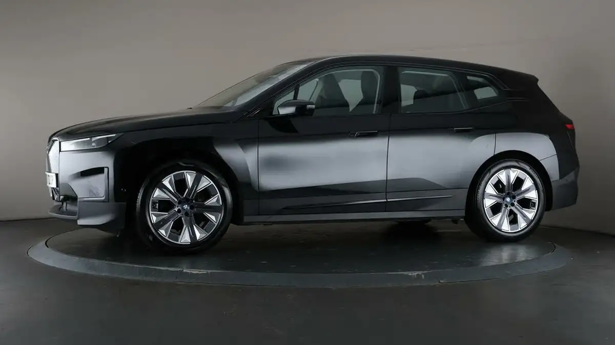 2022-bmw-ix-e-xdrive-40-sport-big-34