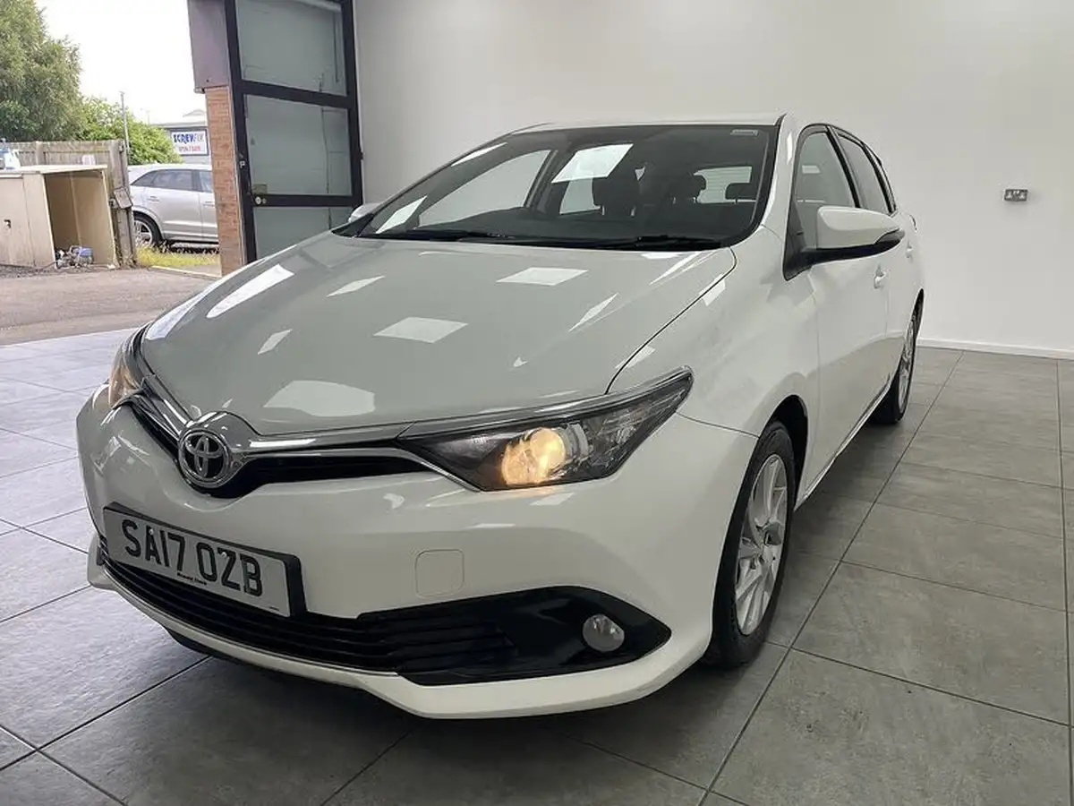 2017-toyota-auris-16d-icon-tss-hatchback-big-6