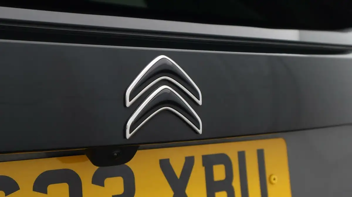 2023-citroen-c4-15bluehdi-shine-plus-big-21