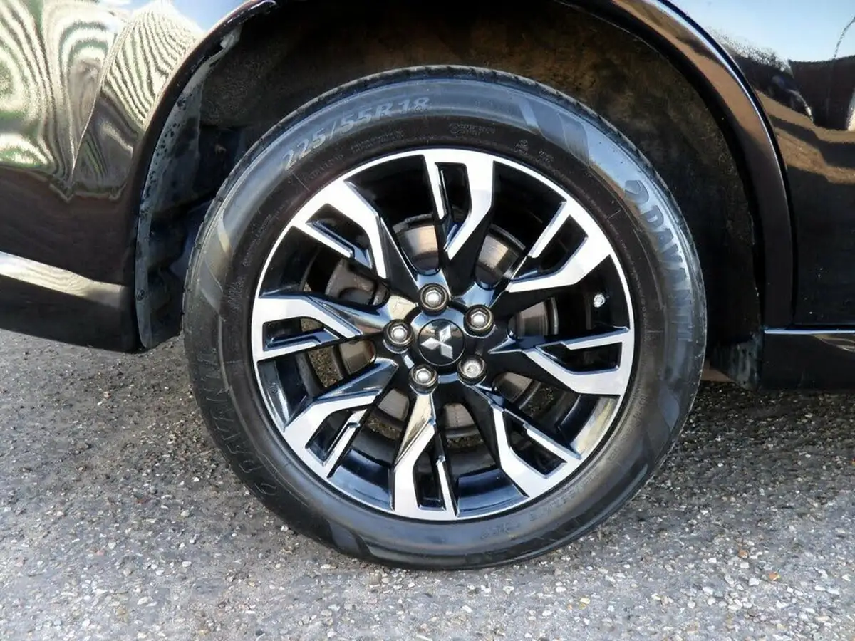 2017-mitsubishi-outlander-20-juro-phev-big-38