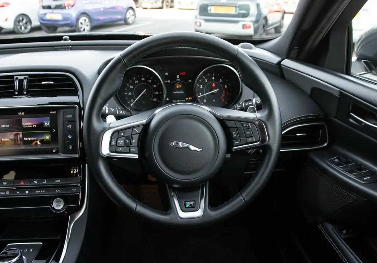 2018-jaguar-xe-20i-r-sport-249ps-awd-1998cc-big-20