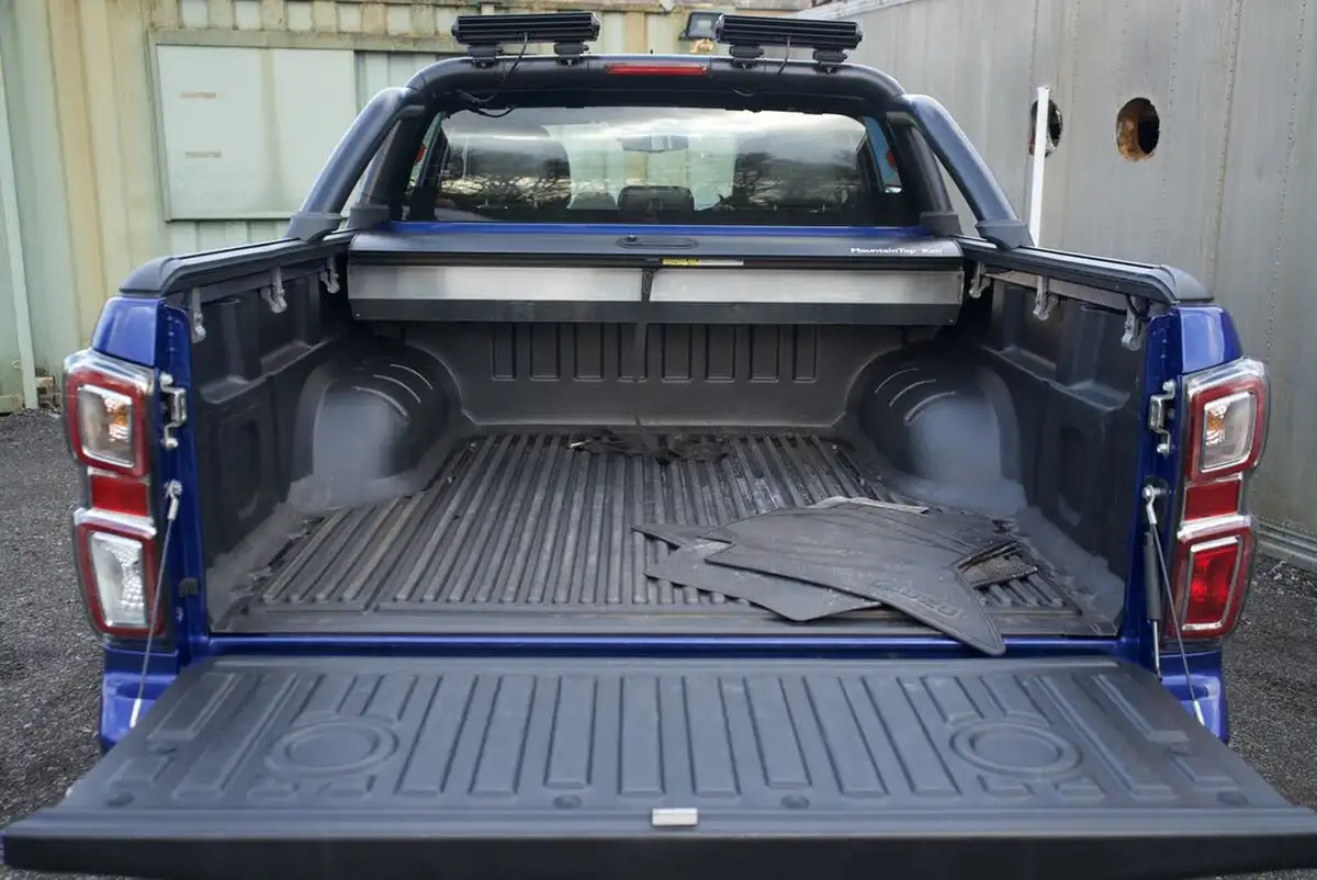 2023-isuzu-d-max-19td-v-cross-big-23