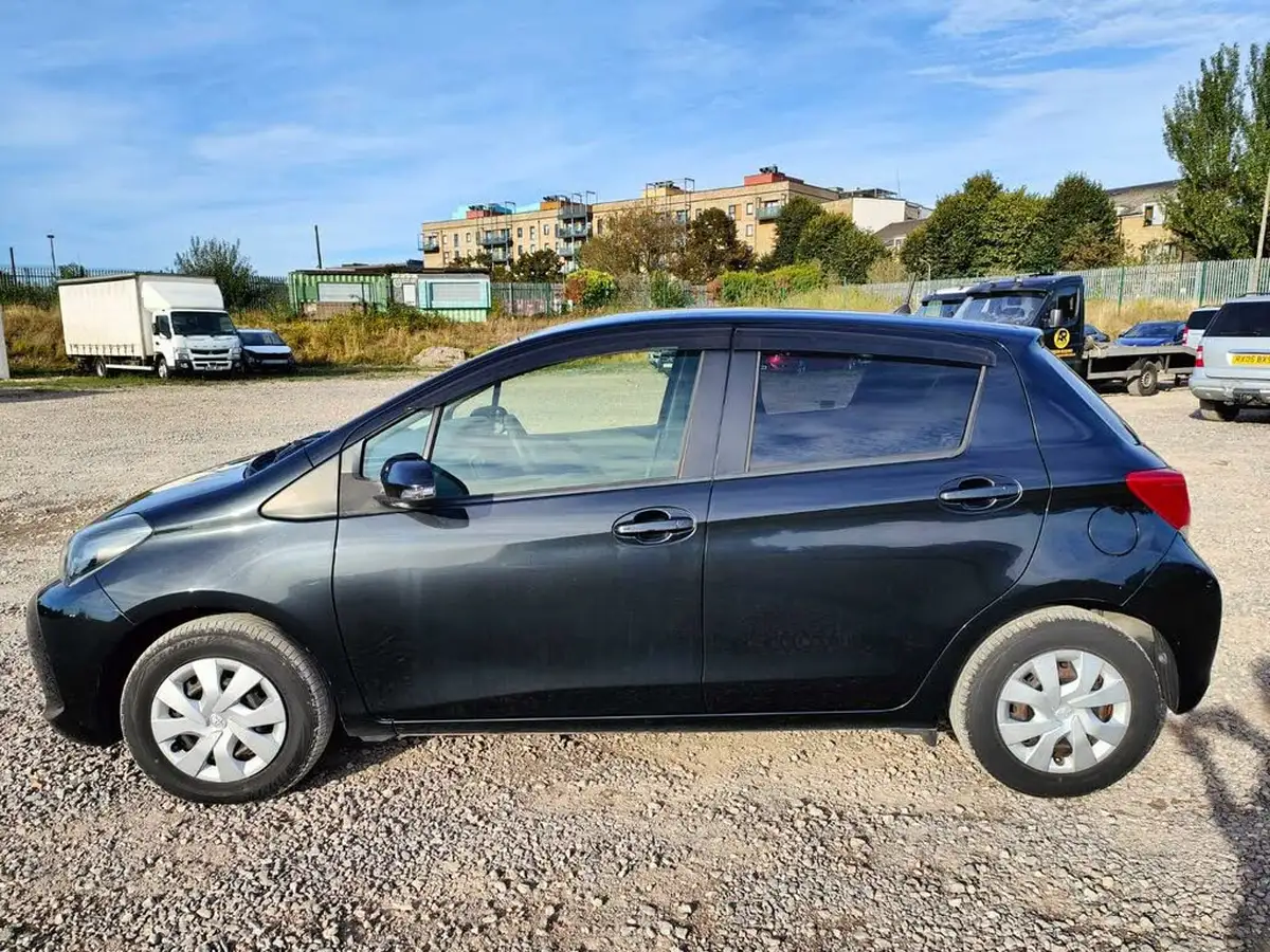 2014-toyota-yaris-big-12