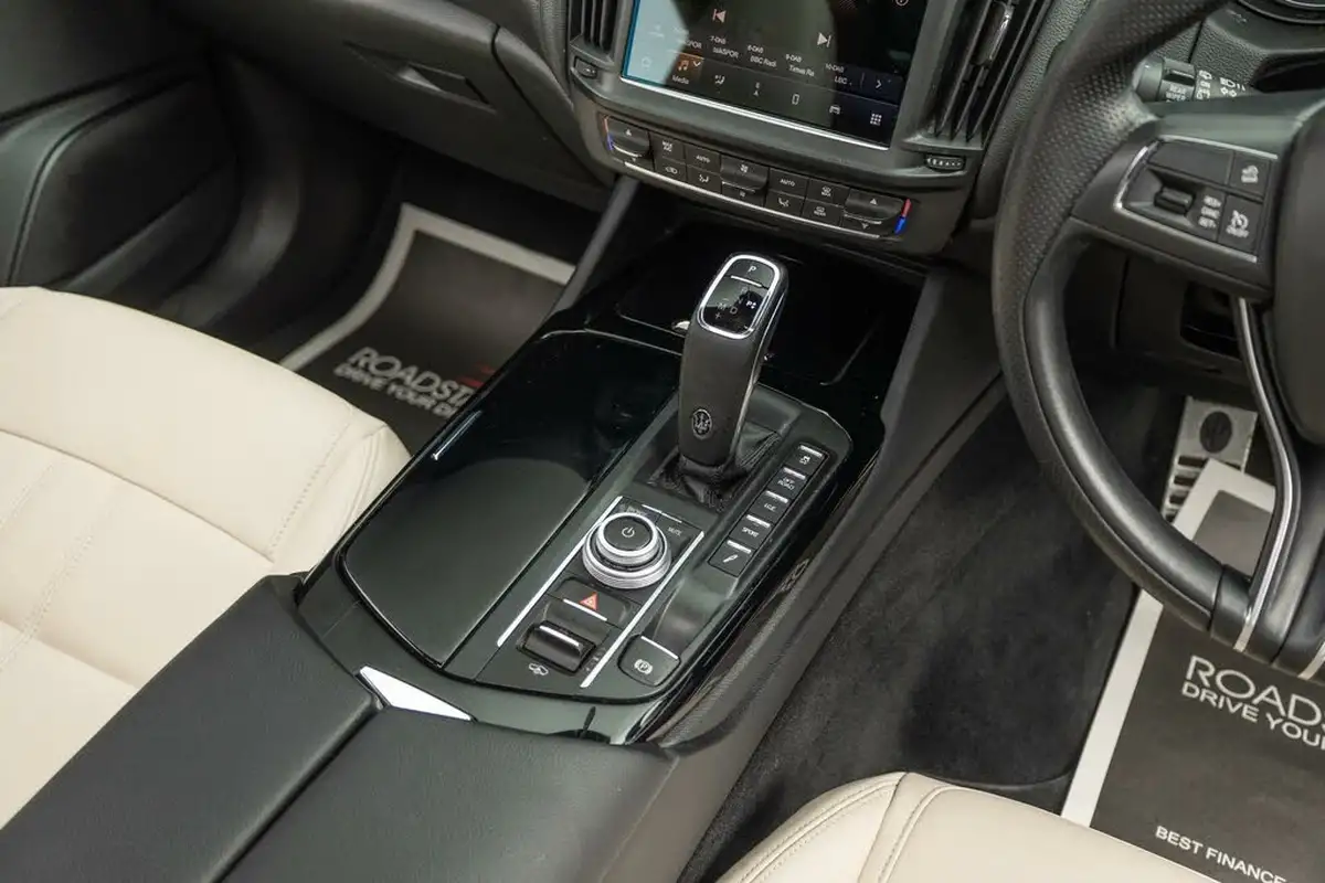 2021-maserati-levante-30-gransport-big-8