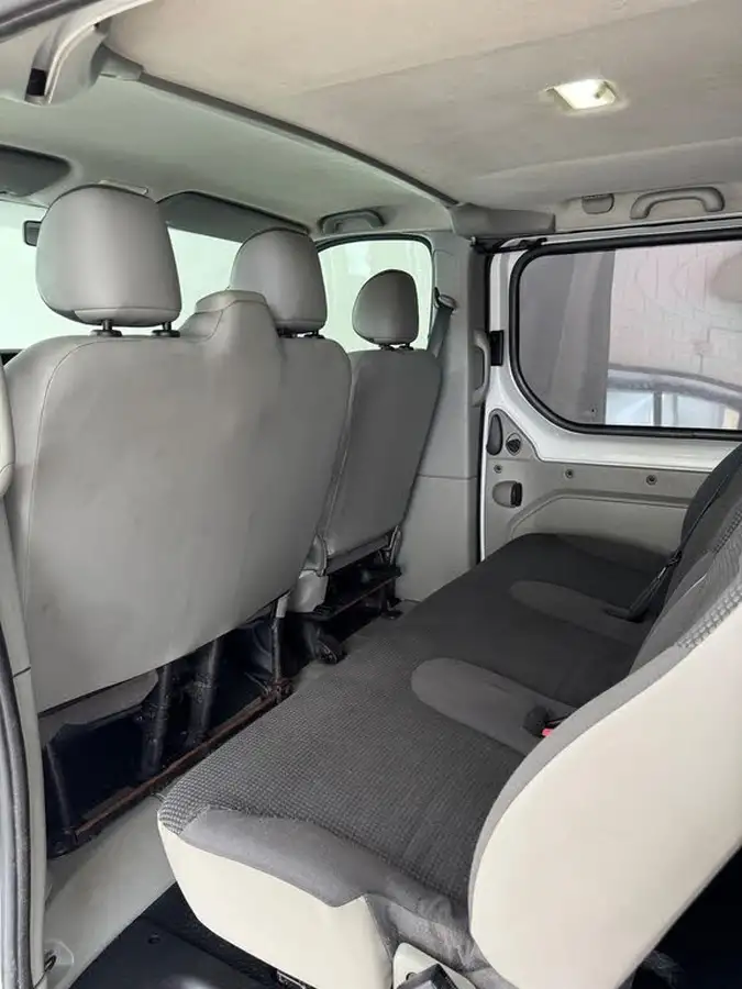 2010-vauxhall-vivaro-20td-2900-swb-combi-big-13