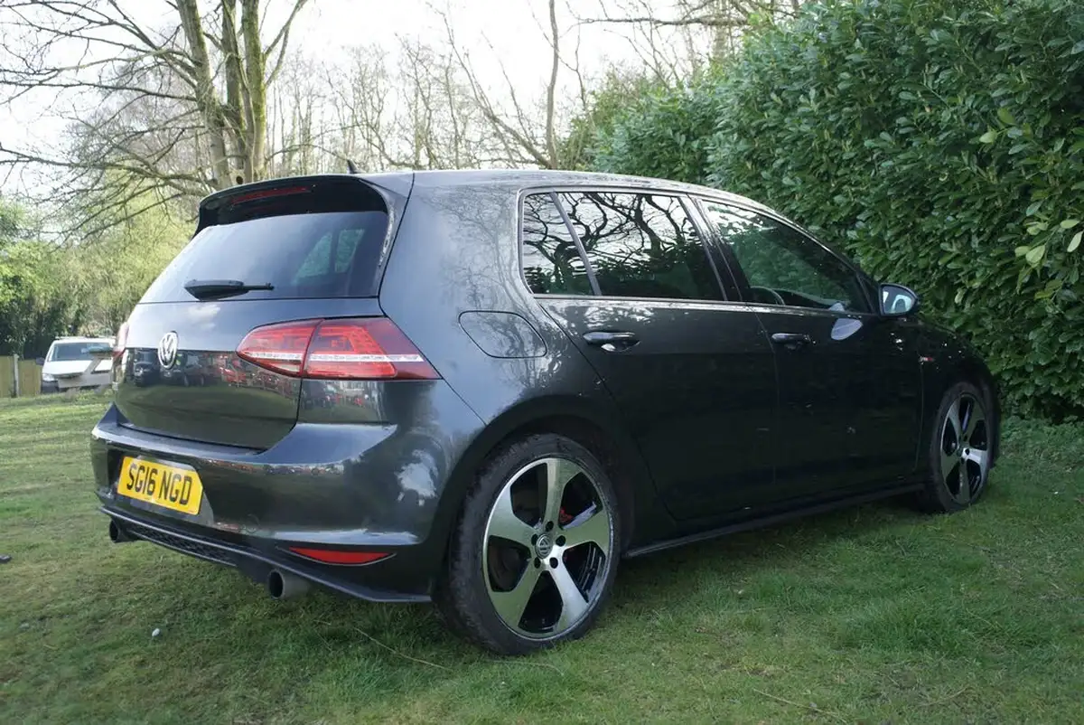 2016-volkswagen-golf-20-tsi-gti-220ps-hatchback-5d-big-17