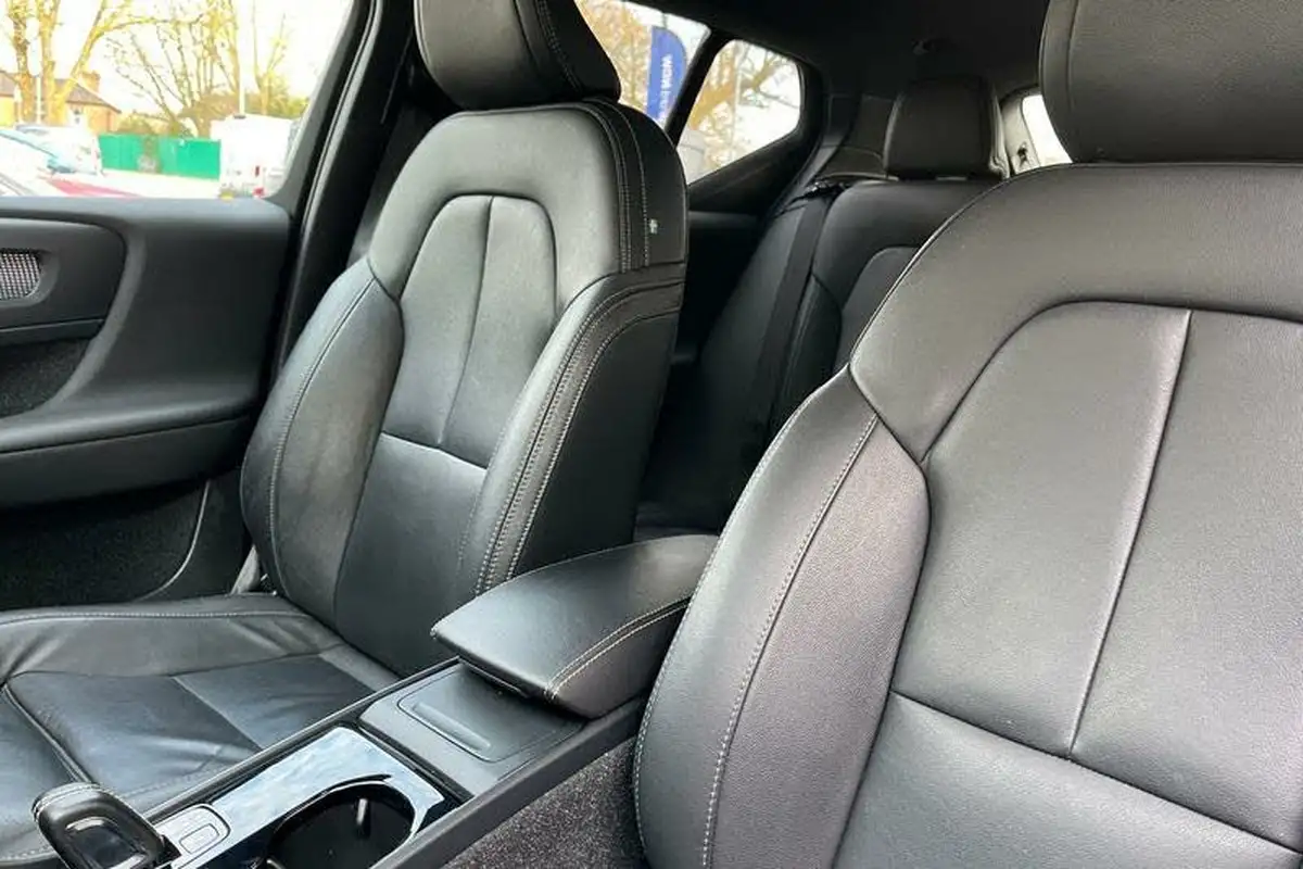 2021-volvo-xc40-e-p8-first-edition-big-18