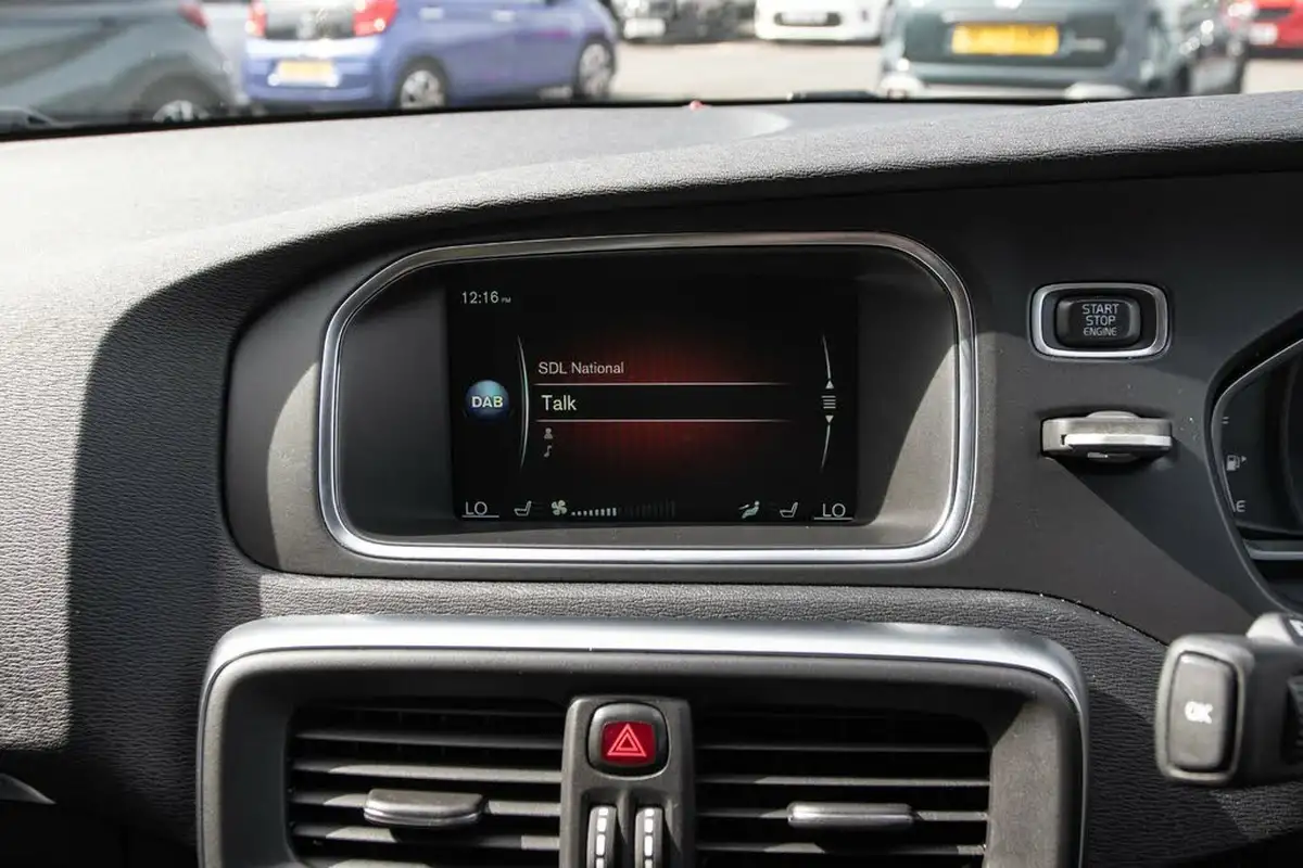 2016-volvo-v40-15-t3-cross-country-pro-big-21