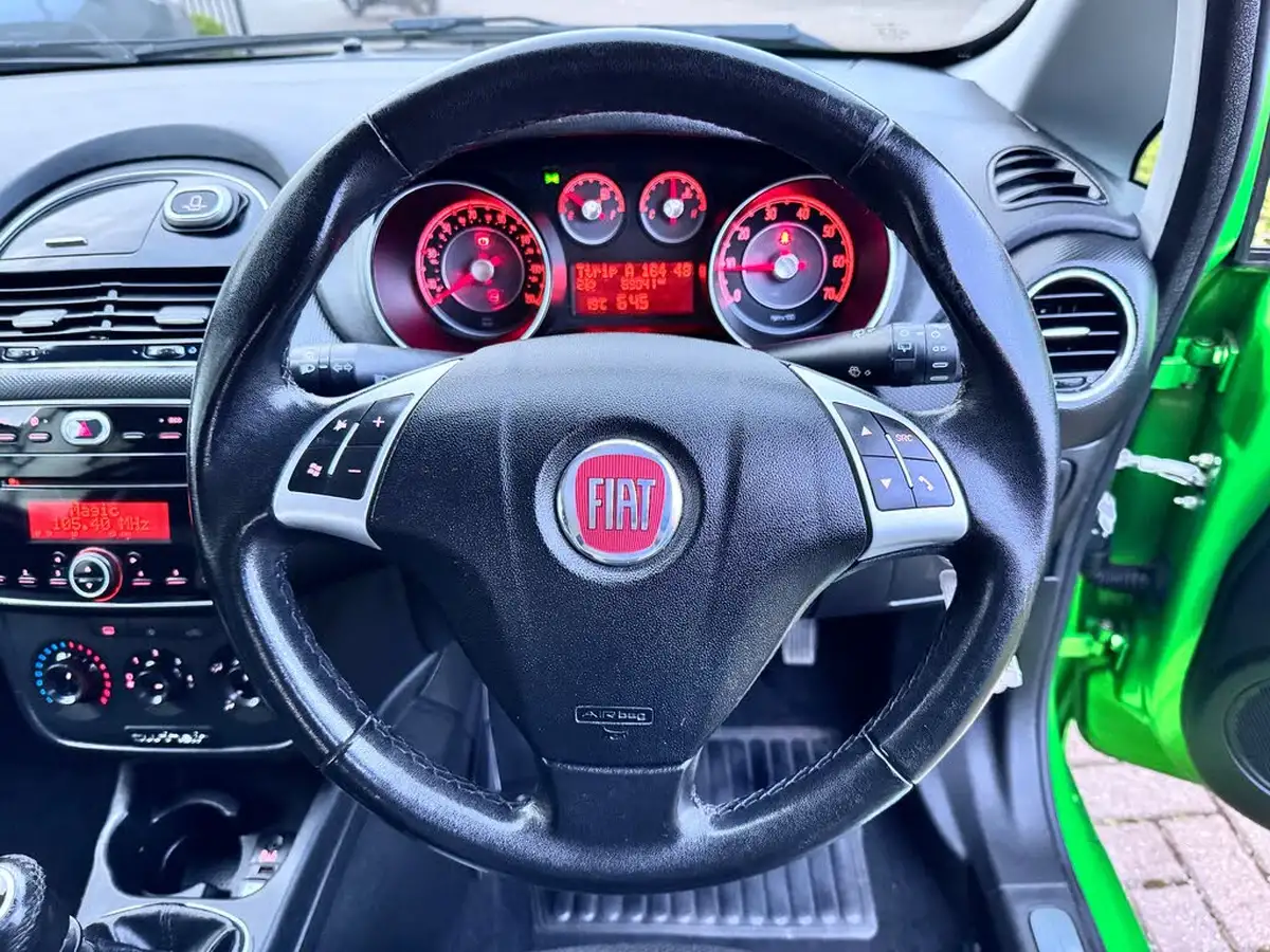 2012-fiat-punto-09-3d-big-34