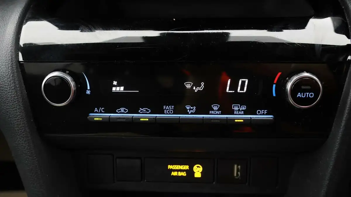 2022-toyota-yaris-15-vvt-i-design-panoramic-roof-big-5