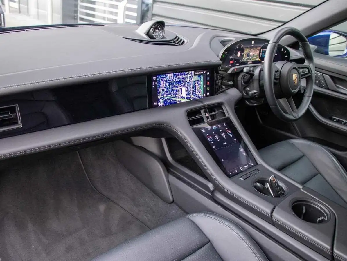 2023-porsche-taycan-e-4-cross-turismo-big-9