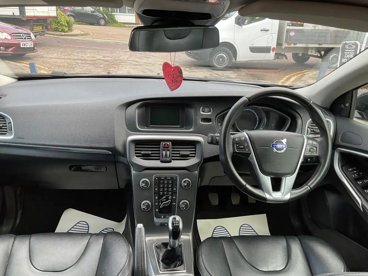 2014-volvo-v40-16td-d2-se-lux-big-35