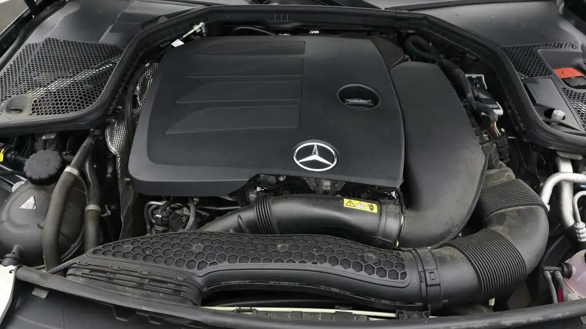 2020-mercedes-benz-c-class-15-c200-se-saloon-4d-big-18