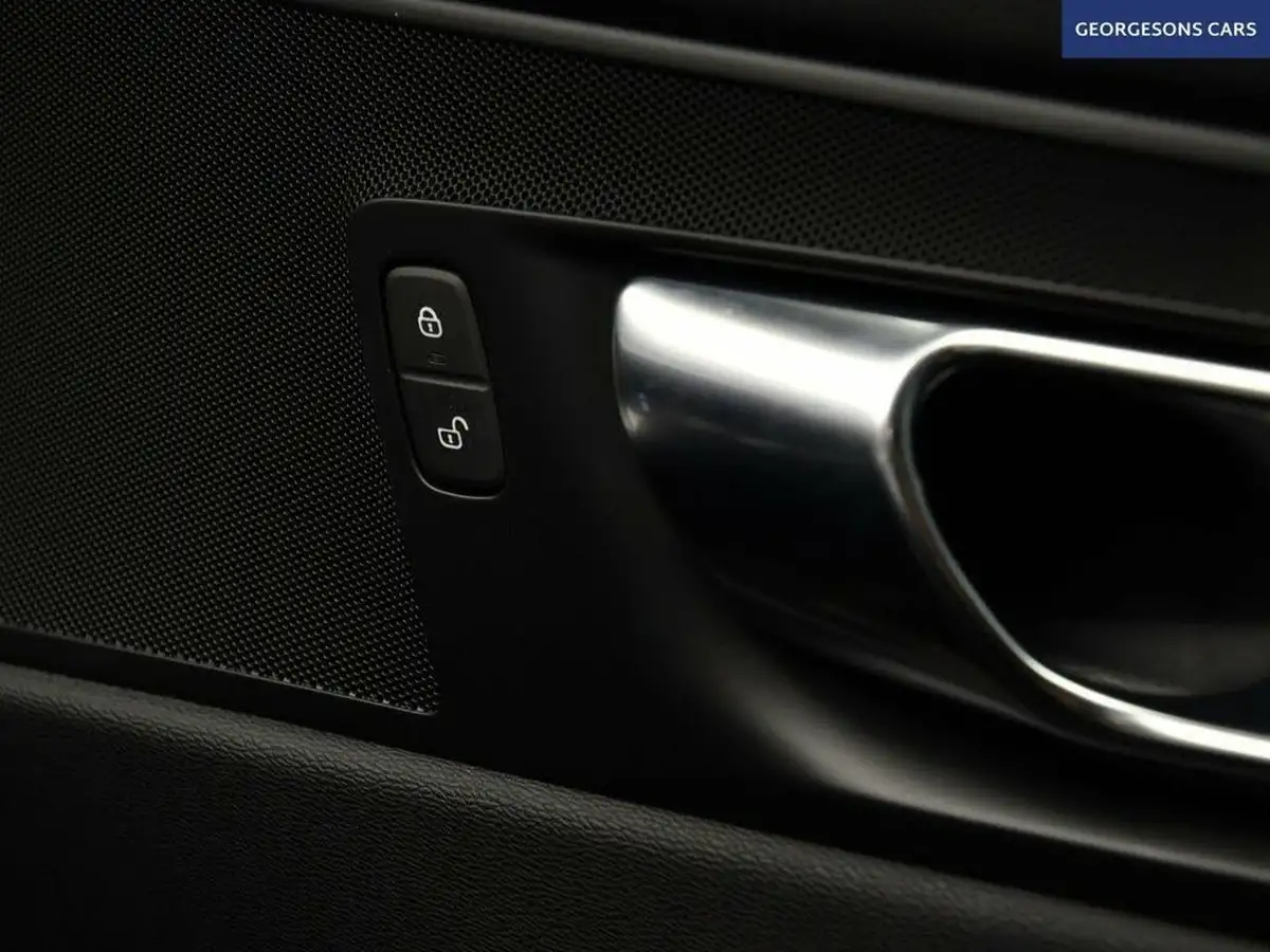 2021-volvo-xc60-20-b5-momentum-big-33