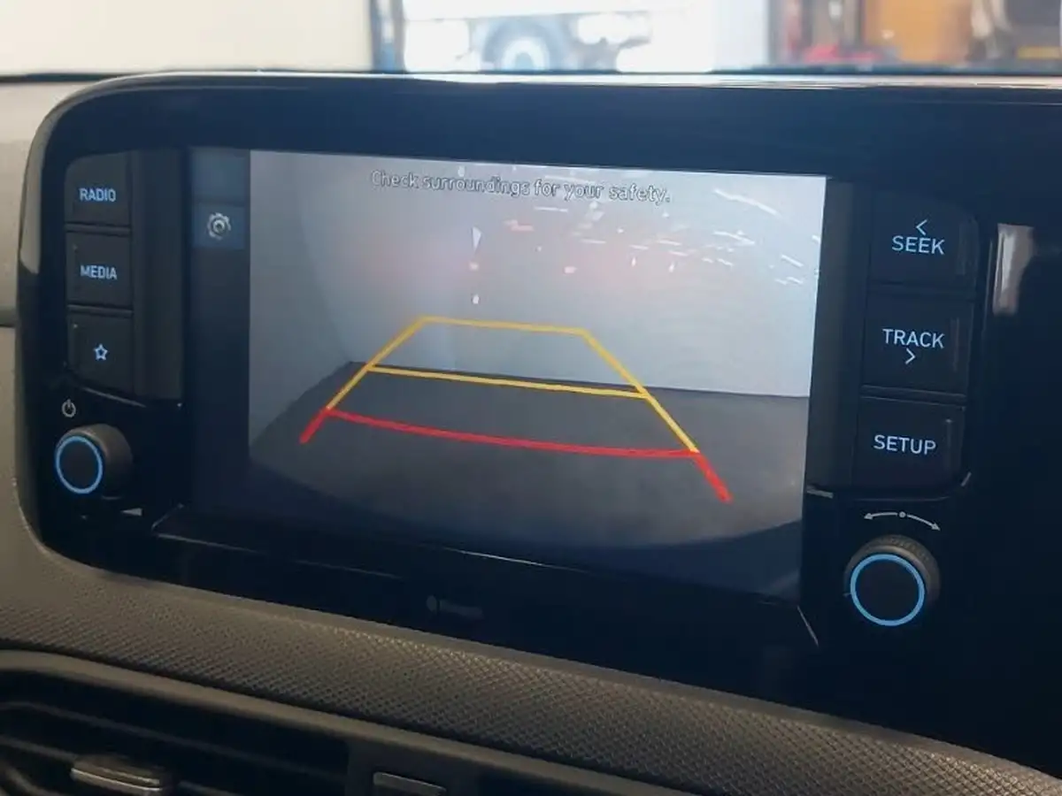 2022-hyundai-i10-10-se-connect-auto-big-16
