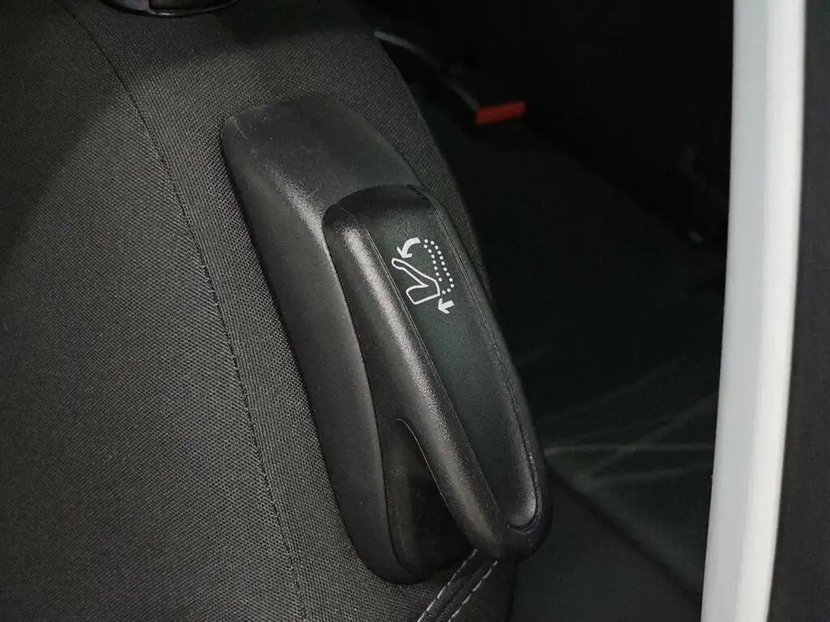 2014-peugeot-208-12-active-vti-3d-big-49