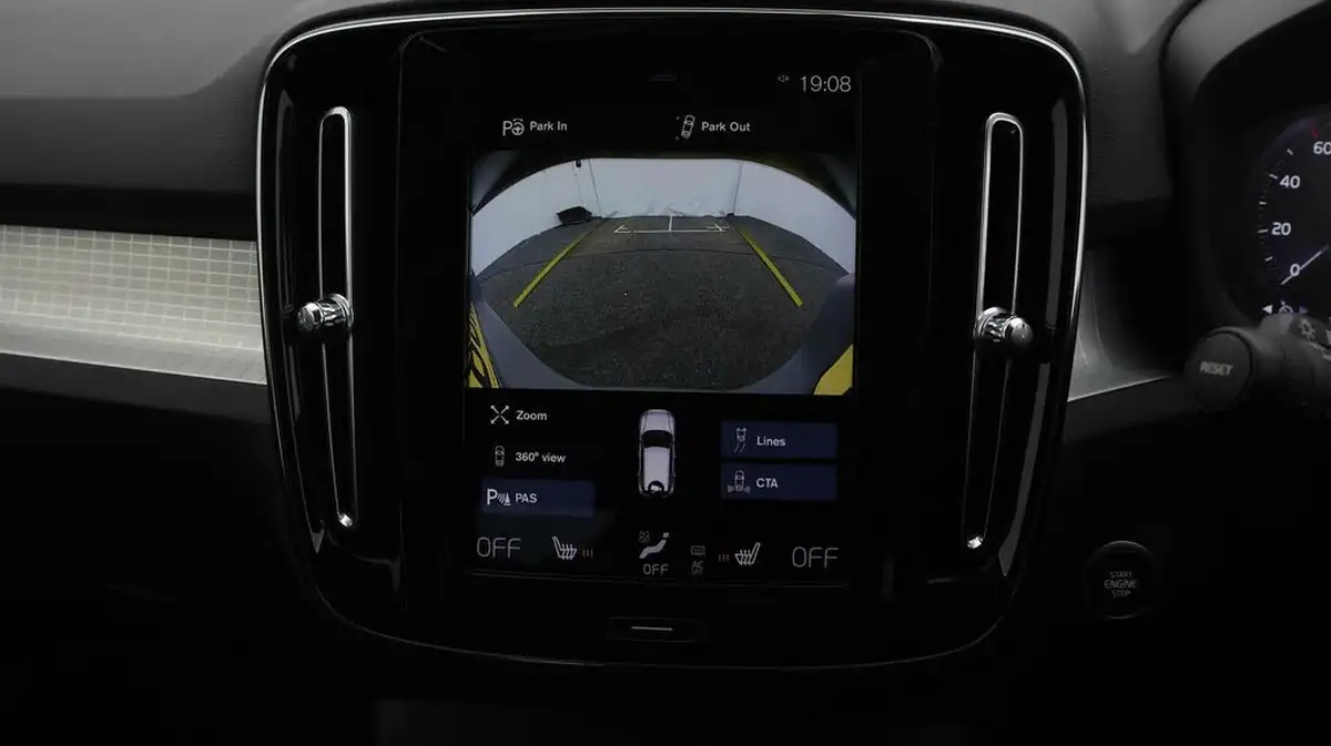 2018-volvo-xc40-20td-d3-momentum-pro-geartronic-big-22
