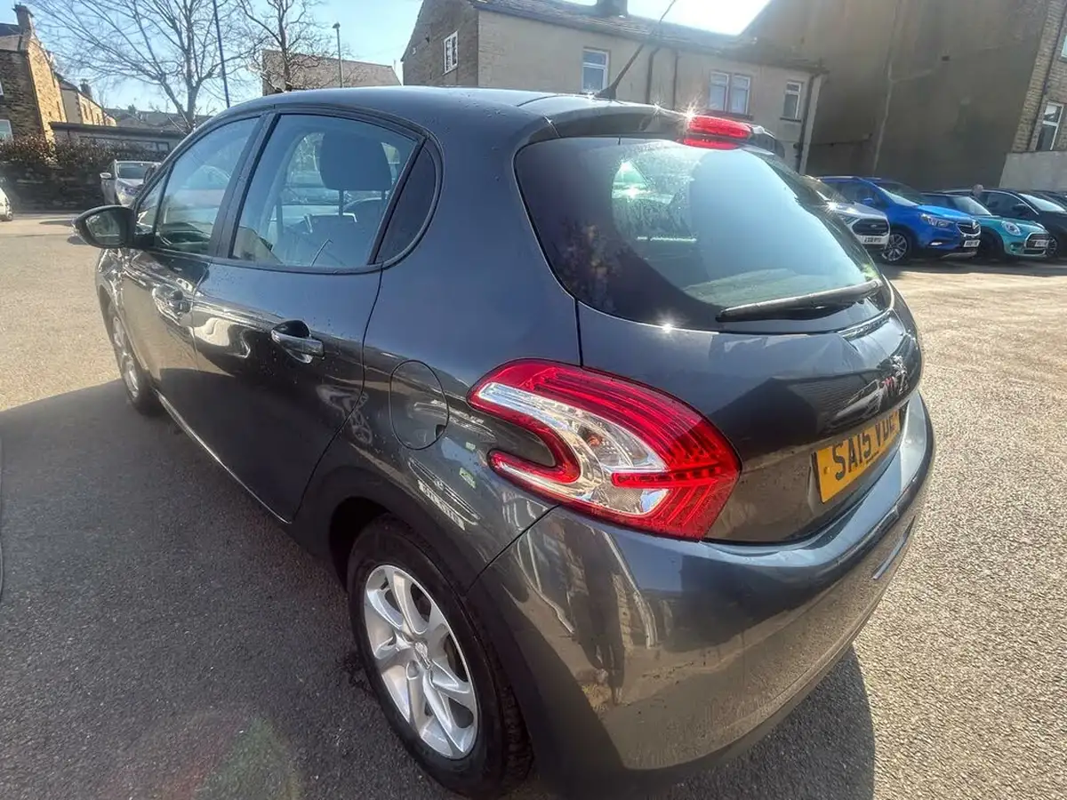 2015-peugeot-208-12-puretech-active-5d-big-3