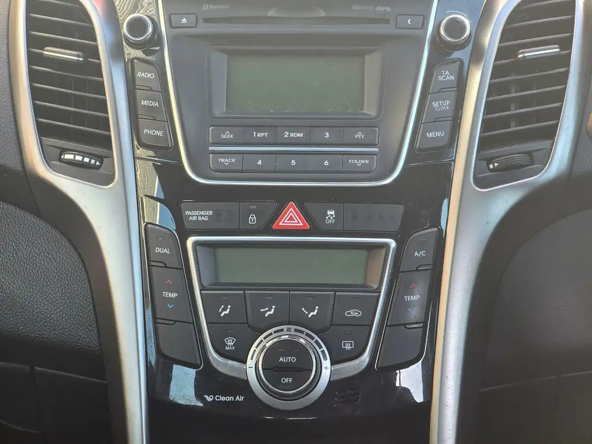 2014-hyundai-i30-14-edition-big-23
