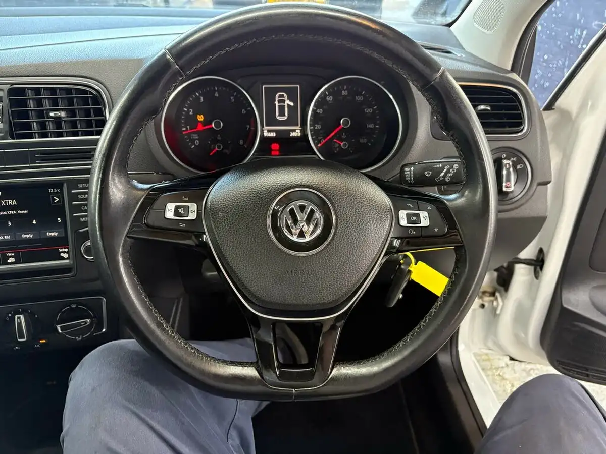2015-volkswagen-polo-10-se-75ps-5d-big-18